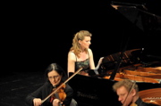 Das Klavierduo Graf-Duskova mit dem Teschner-Quartett im Stadttheater Fürth: Alice Duskova